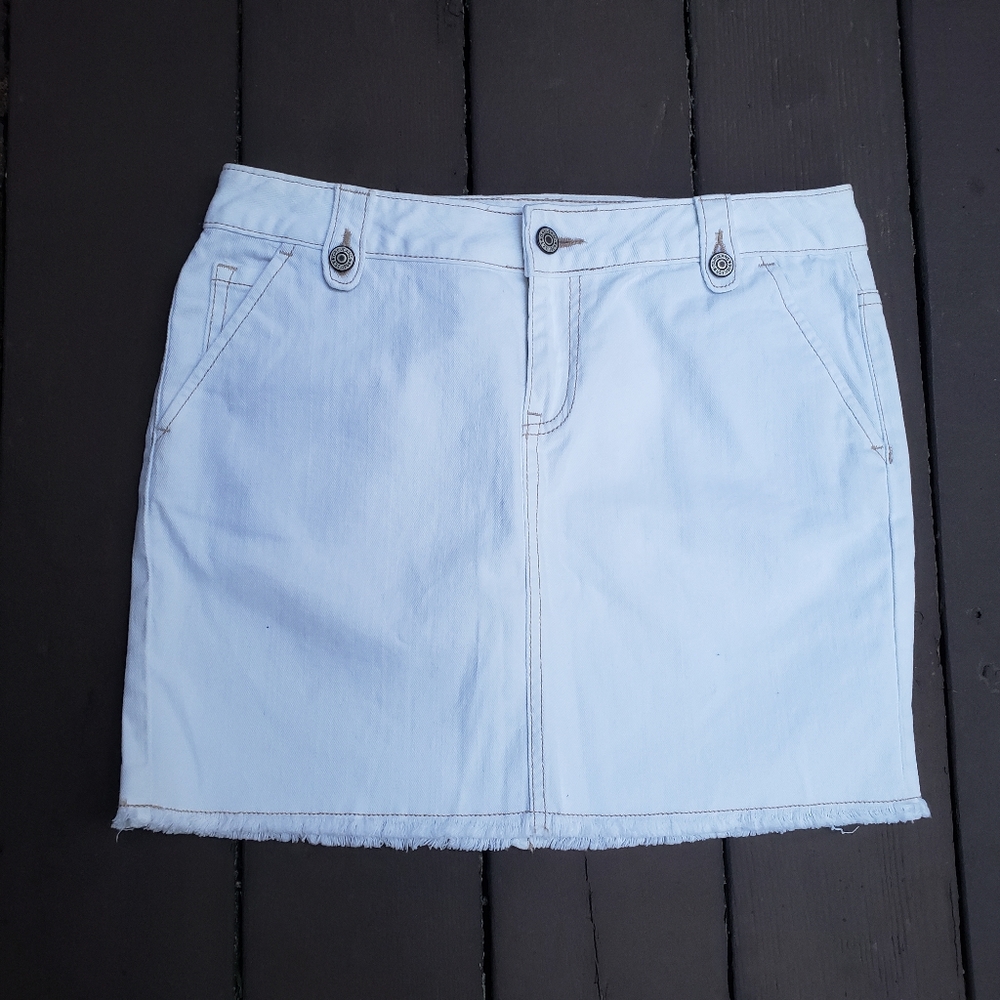 Gap Outlet Raw Hem White Denim Skirt Size 4 NWOT